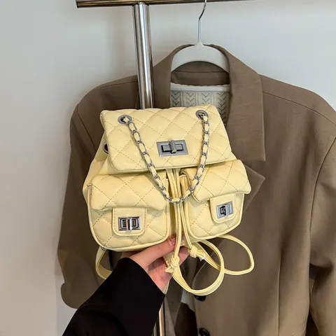 Damen Mini Stepprucksack PU Leder Kette Riemen Metall Drehverschluss Mode Kleiner Rucksack Casual Reise Umhängetasche