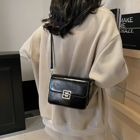 Piccola Borsa Quadrata Minimalista in Pelle PU per Donna Tinta Unita Lucida Borsa a Tracolla con Chiusura in Metallo Geometrica Borsa alla Moda