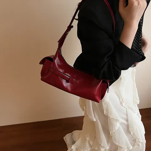 Bolso de Axila de Estilo Vintage Francés en Cuero PU Brillante para Mujer Bolso de Hombro Pequeño Color Sólido Con Hebilla