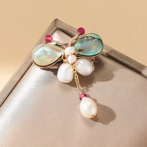 Broche de Mariposa Hecho a Mano Joyería Con Perla de Agua Dulce Natural Alas de Concha Iridiscentes Alambre de Cobre Dorado Envuelto Pin Para Mujer Regalo