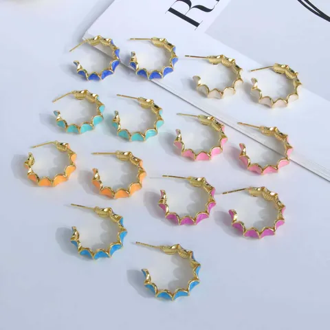 Pendientes de Aro de Cobre Chapados en Oro 18K Borde Festoneado Esmalte Colorido Patrón de Ondas Joyería Mujer