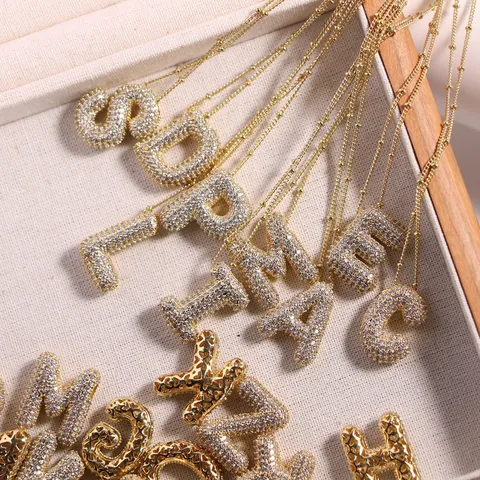 Collar con Colgante de 26 Letras Iniciales de Cobre Chapado en Oro de 18K con Zirconia Cúbica Micro Pavé para Mujer Joyería