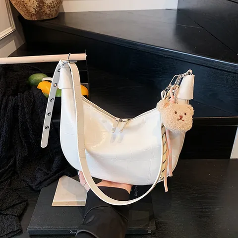 Bolso de Axila de Cuero PU con Patrón de Cocodrilo Moda Dumpling Bolso de Hombro Bandolera Con Oso Para Mujer Diario