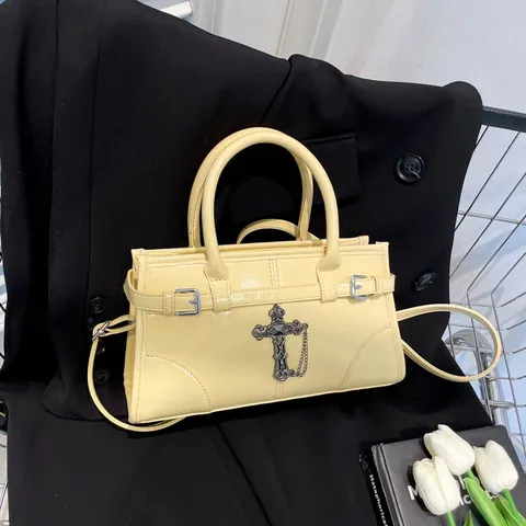 Sac à Main en Cuir PU Brillant pour Femmes Avec Pendentif Croix Gothique Sac à Bandoulière Rétro Grande Capacité Fourre-Tout Tendance