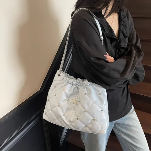 Mode Gesteppte PU-Leder Umhängetasche Strass Stern Dekor Kettengurt Kordelzug Tragetasche Für Damen Alltag