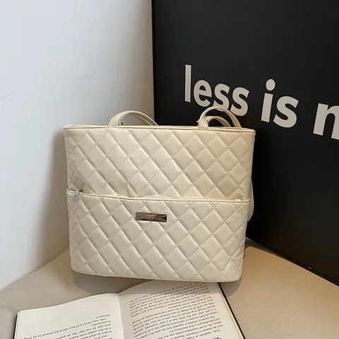 Damen Gesteppte Rautenmuster Tragetasche Große Kapazität PU Leder Pendler Rucksack Mit Silbernem Metall Logo Für Alltag