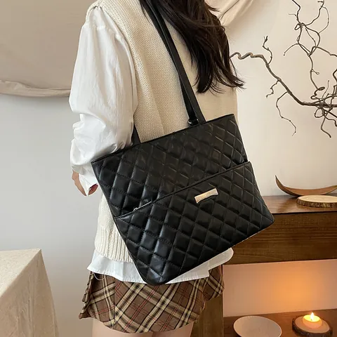 Damen Gesteppte Rautenmuster Tragetasche Große Kapazität PU Leder Pendler Rucksack Mit Silbernem Metall Logo Für Alltag