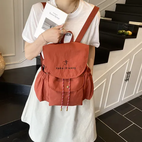 Mochila Casual de Poliéster para Mujer Con Bordado de Letras Cierre con Cordón y Solapa Bolso de Hombro de Viaje Ligero Moda