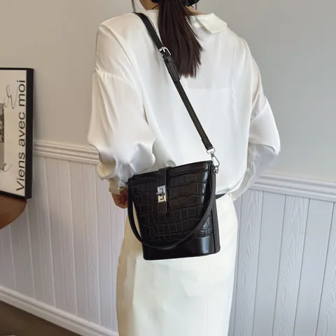 Sac Seau en Cuir PU Motif Crocodile pour Femme Sac à Main Minimaliste Épaule Bandoulière Avec Quincaillerie Argentée Double Sangle