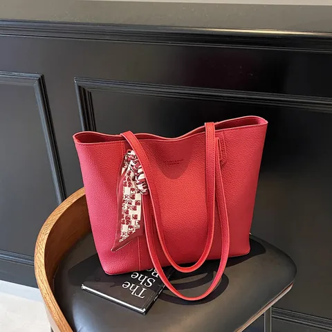 Borsa Tote da Donna a Grande Capacità in Pelle PU Rossa Con Sciarpa di Raso Decorativa di Moda Ciondolo a Fiore Borsa a Spalla Casual