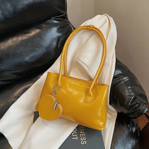 Borsa Sottoascellare in Pelle PU Lucida Vintage Borsa a Spalla Minimalista Baguette Con Ciondolo a Cuore Stile Pendolare