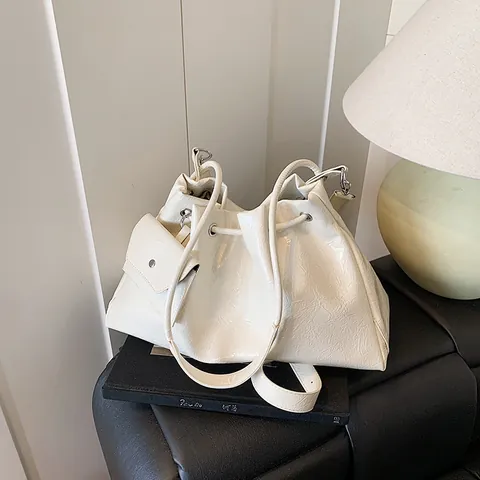 Dames Glanzende Geplooide Cloud Bag Metallic PU Leer Trekkoord Tote Schoudertas Grote Capaciteit Handtas Met Mini Tasje