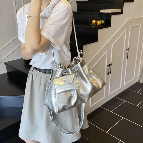 Dames Glanzende Geplooide Cloud Bag Metallic PU Leer Trekkoord Tote Schoudertas Grote Capaciteit Handtas Met Mini Tasje