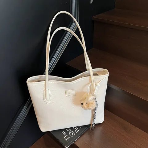 Damen Große Kapazität Fischgrätenmuster Tote Bag PU Leder Umhängetasche Mit Süßem Plüschbär-Anhänger Alltag Pendler Handtasche