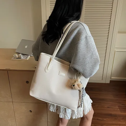 Damen Große Kapazität Fischgrätenmuster Tote Bag PU Leder Umhängetasche Mit Süßem Plüschbär-Anhänger Alltag Pendler Handtasche