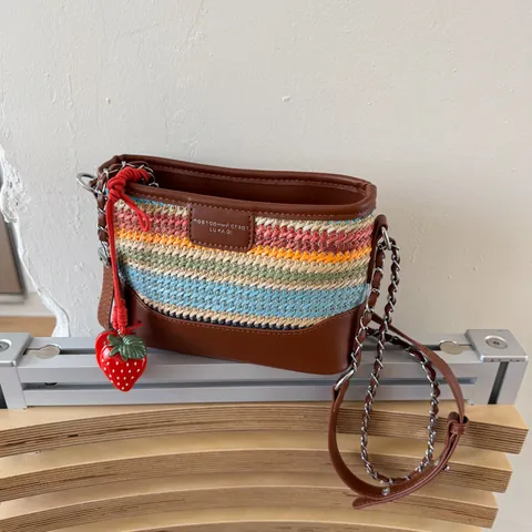 Bolso Bombonera de Paja Tejida para Mujer Rayas Arcoíris Bolso de Hombro Patchwork de Vacaciones de Verano Con Colgante de Fresa