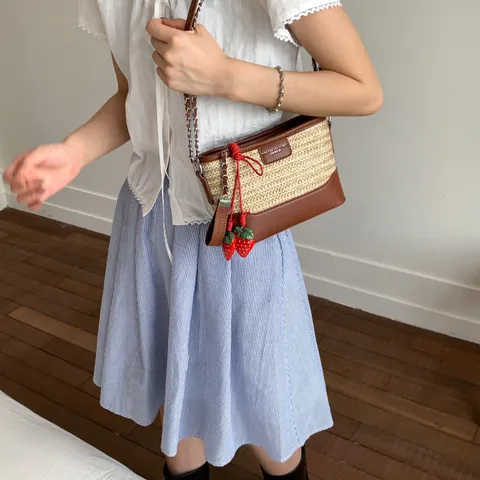 Bolso Bombonera de Paja Tejida para Mujer Rayas Arcoíris Bolso de Hombro Patchwork de Vacaciones de Verano Con Colgante de Fresa