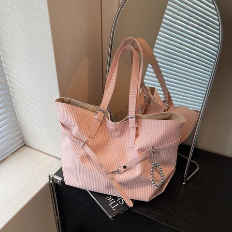 Vintage Woven Texture Tote Bag For Women Large Capacity Commuter Shoulder Bag With Heart Pendant Magnetic Closure Shopping Bag