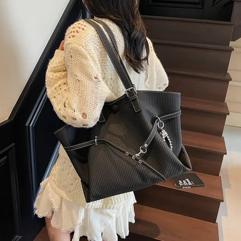 Vintage Woven Texture Tote Bag For Women Large Capacity Commuter Shoulder Bag With Heart Pendant Magnetic Closure Shopping Bag