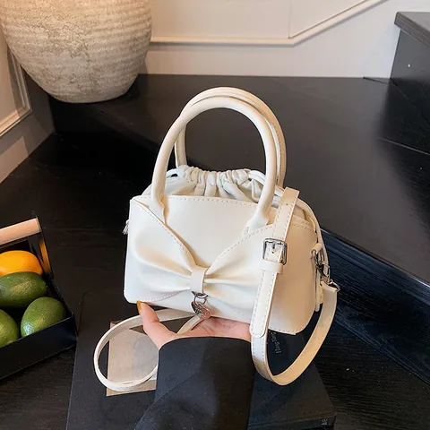 Borsa a Secchiello in Pelle PU di Nicchia da Donna Borsa a Tracolla con Fiocco Grande Interno Coulisse Pendaglio Cuore Borsa Crossbody