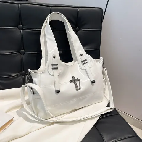 Borsa Tote da Donna Grande Capacità in Pelle PU Lucida Stile Punk Gotico con Ciondolo a Croce Borsa a Spalla Moda Casual