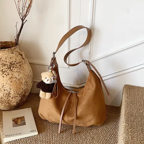 Große Kapazität Wildleder Hobo Tragetasche Für Damen Retro Lässig Einfarbig Schultertasche Mit Plüschbär Anhänger Pendler Handtasche