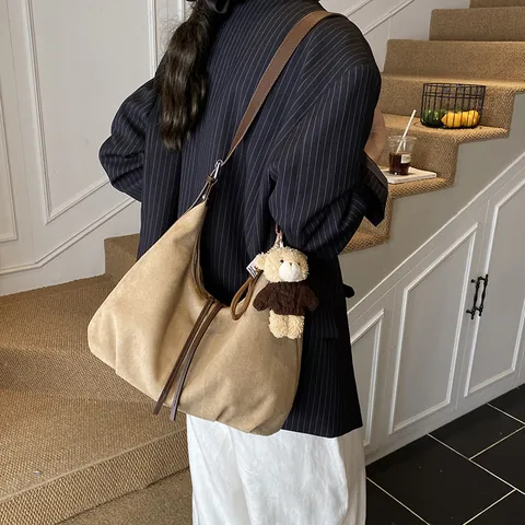 Große Kapazität Wildleder Hobo Tragetasche Für Damen Retro Lässig Einfarbig Schultertasche Mit Plüschbär Anhänger Pendler Handtasche