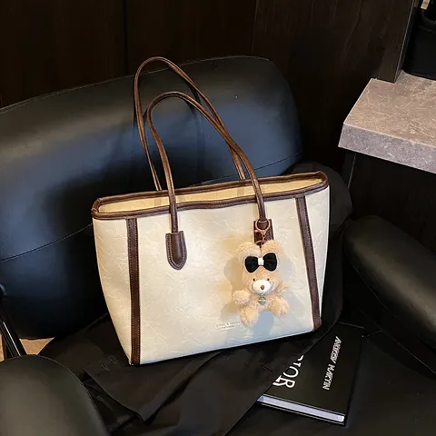 Bolso Tote de Cuero PU de Color en Contraste Retro para Mujer Gran Capacidad Bolso de Hombro con Colgante de Oso de Peluche Minimalista Urbano Vintage