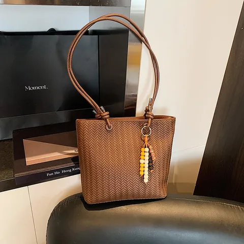 Damen Gewebte Tragetasche PU Leder Fischgrätmuster Schultertasche Mit Perlen Quasten Anhänger Lässige Handtasche