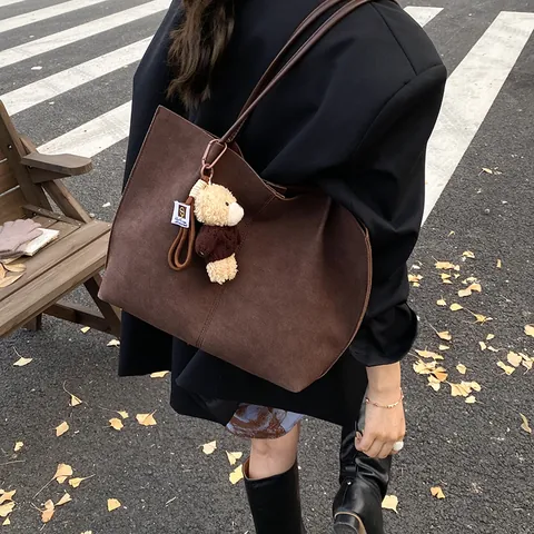 Bolso Tote de Cuero de PU Esmerilado de Gran Capacidad para Mujer Bolso de Hombro Retro Minimalista Con Colgante de Peluche de Oso Bolso de Axila