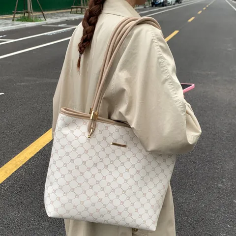 Minimalistische PU Leder Einkaufstasche Mit Großer Kapazität Für Damen Vintage Monogramm Druck Schultertasche Mit Goldfarbener Hardware