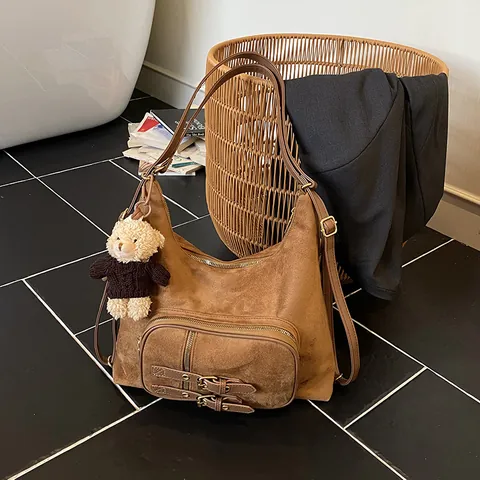 Bolso de Hombro Retro PU Aspecto de Nubuck para Mujer Bolso Hobo Bandolera Con Colgante de Oso Gran Capacidad Bolso Diario