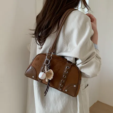 Sac Boston Rétro en Suède pour Femme Imprimé Léopard Sac à Épaule avec Pendentif Batte de Baseball Balle et Gant Style Vintage Minimaliste