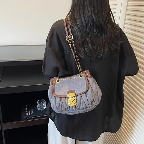 Damen Retro Plissee Wildleder PU Umhängetasche Goldkette Satteltasche Nieten Dekor Matelasse Schultertasche Mode Alltagstasche