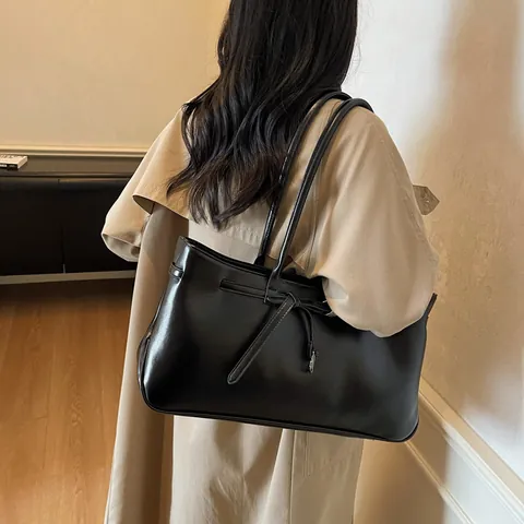 Grand Sac Fourre-tout en Cuir PU Rétro Pour Femmes Sac à Épaule Vintage Sous le Bras Avec Décor de Boucle de Ceinture
