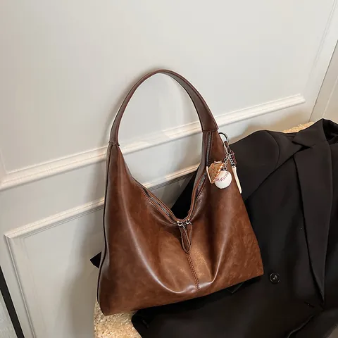 Vintage PU Leather Hobo Bag For Women Large Capacity Shoulder Bag With Baseball Pendant Retro Casual Commuting Tote Bag