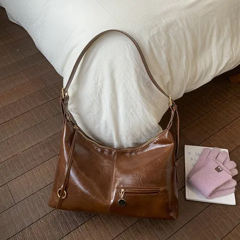 Borsa Sottobraccio in Ecopelle Vintage da Donna Minimalista Hobo a Tracolla di Grande Capacità Con Ciondolo in Metallo Retro Tote