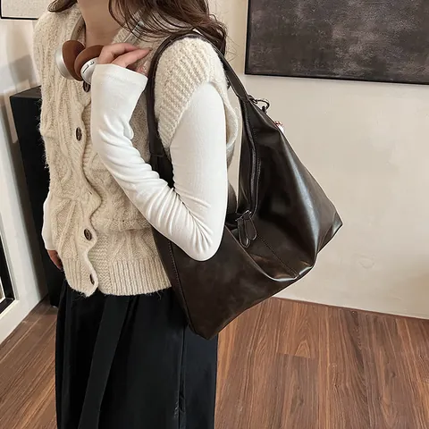 Vintage PU Leather Hobo Bag For Women Large Capacity Shoulder Bag With Baseball Pendant Retro Casual Commuting Tote Bag