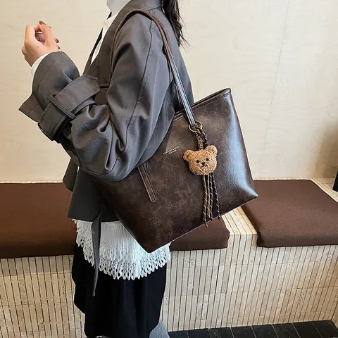 Women Vintage Large Capacity Tote Bag PU Leather Shoulder Handbag With Plush Bear Pendant Retro Underarm Bag Fashion Daily Travel Commuting Bag