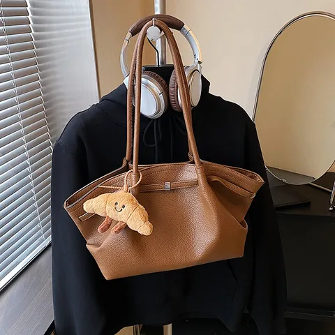 Women Large Capacity Tote Bag Lychee Texture PU Leather Shoulder Bag Retro Commuter Handbag With Croissant Plush Charm