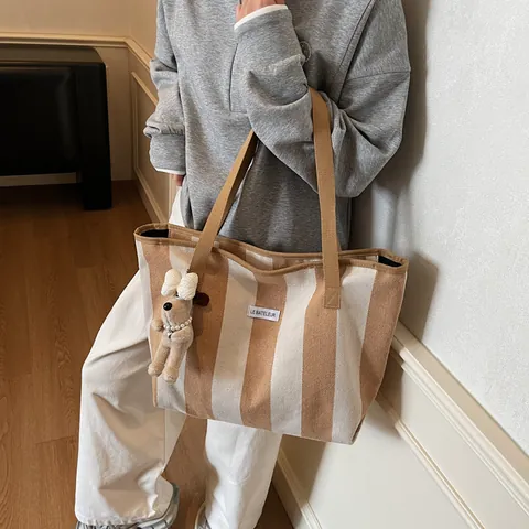 Bolso Tote de Lona a Rayas de Gran Capacidad para Mujer Estilo Coreano Simple Bolso de Hombro para Conmutar Con Colgante de Cachorro