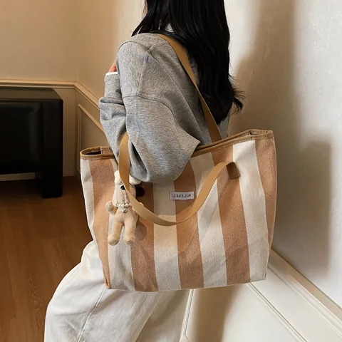 Bolso Tote de Lona a Rayas de Gran Capacidad para Mujer Estilo Coreano Simple Bolso de Hombro para Conmutar Con Colgante de Cachorro