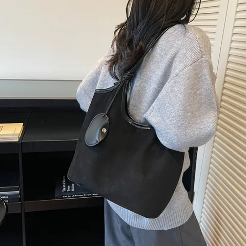 Borsa Tote da Donna Grande Capacità in PU Effetto Scamosciato Stile Retrò Borsa a Spalla Con Pendaglio per Ufficio