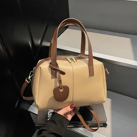 Bolso Boston de Cuero PU Vintage para Mujer Gran Capacidad Bolso de Mano Color de Contraste Bolso de Hombro Con Colgante de Corazón Minimalista Diario