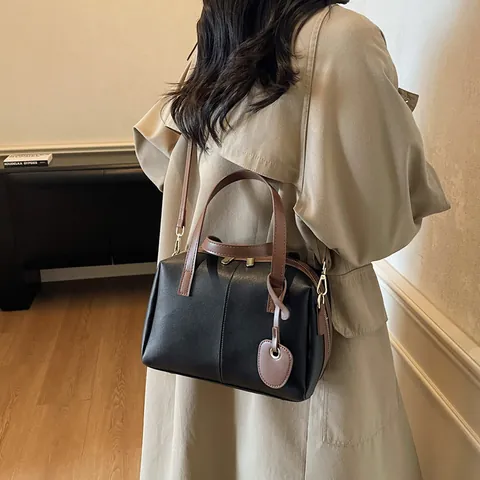 Bolso Boston de Cuero PU Vintage para Mujer Gran Capacidad Bolso de Mano Color de Contraste Bolso de Hombro Con Colgante de Corazón Minimalista Diario