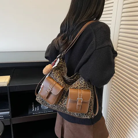 Vintage Leopard Print Hobo Bag Large Capacity PU Fabric Stitching Shoulder Bag With Bear Keychain For Women Daily School