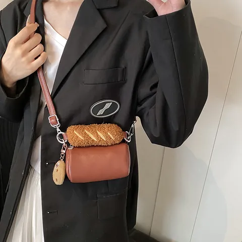 Bolso de Hombro Cilíndrico Creativo en Forma de Pan para Mujer Con Asa de Baguette de Peluche y Charm de Galleta Cuero PU