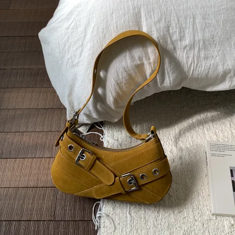 Vintage Minimalistisch PU Wildlederimitat Baguette Tasche Für Damen Retro Y2K Schulter Umhängetasche Mit Gürtelschnallen Und Metallösen