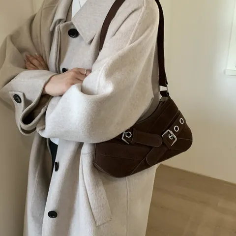Vintage Minimalistisch PU Wildlederimitat Baguette Tasche Für Damen Retro Y2K Schulter Umhängetasche Mit Gürtelschnallen Und Metallösen