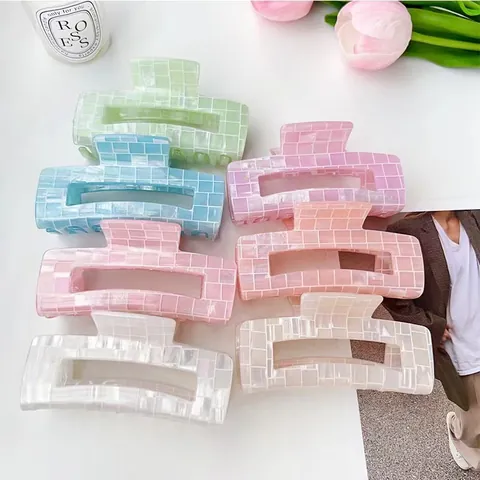Pince à Cheveux en PVC à Damier Iridescent Carrée Grande Antidérapante Outil de Coiffure Géométrique pour Femmes Accessoires Quotidiens